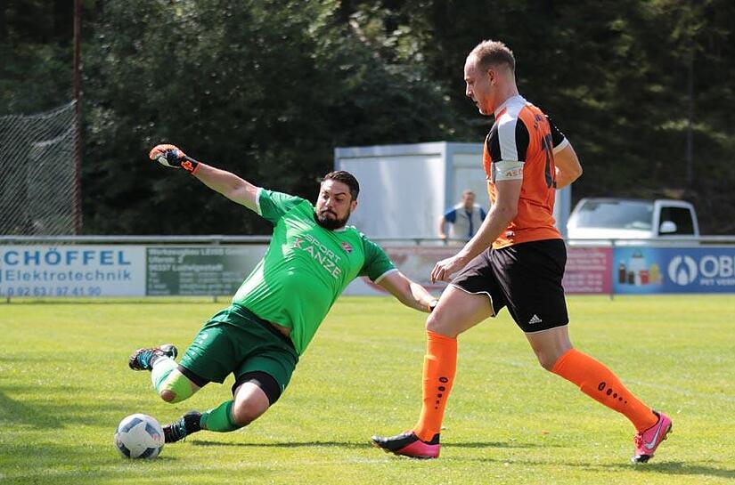 Im Hinspiel der Vorsaison versuchte der Torwart des FC Hirschfeld, Christian Wojak (gr&uuml;nes Trikot), alles, um Nico Fr&ouml;ba von der SG Kleintettau zu stoppen. Doch der erzielte trotzdem das entscheidende 1:0.