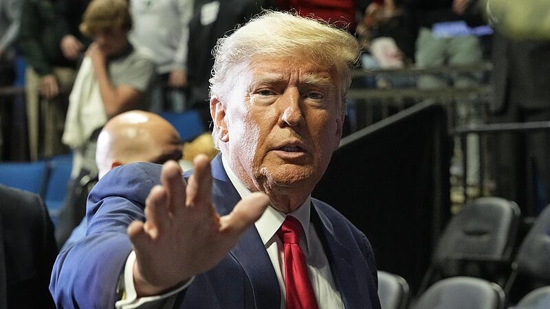 Als erster Ex-Präsident in der Geschichte der USA muss sich Donald Trump nach einer Anklage in einem Strafverfahren verantworten. Es geht in dem Fall um Schweigegeldzahlungen an eine Pornodarstellerin.