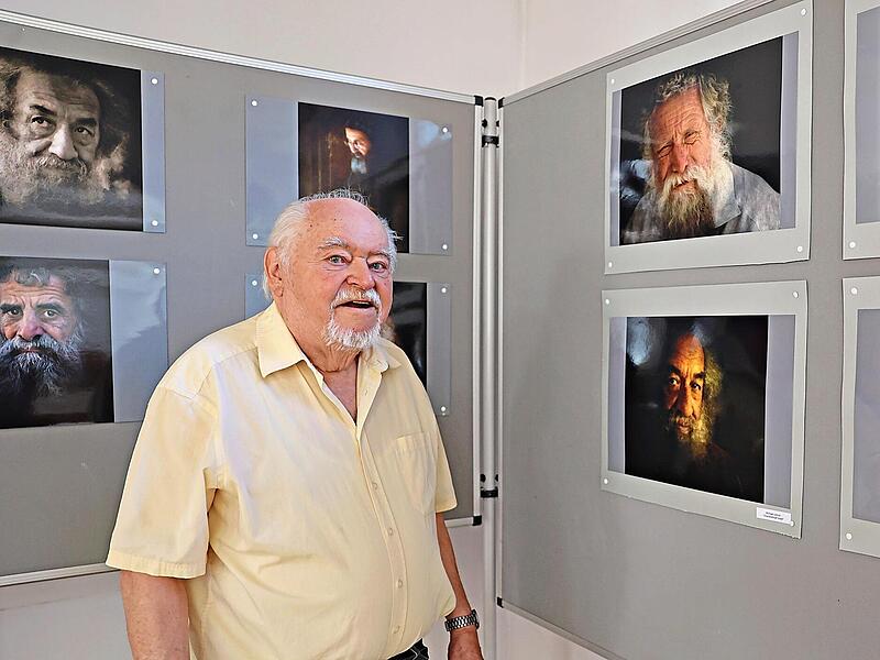 Manfred Str&ouml;hlein hat die Fotos des israelischen Fotografen Michael Lisman in die Spitalkirche gebracht. &bdquo;Die Kinder Israels&ldquo; nennt der K&uuml;nstler seine Werke. Vier Wochen sind sie in der Spitalkirche zu sehen.Sonny Adam