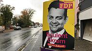 Das Plakat des FDP-Kandidaten Boulent Ekrem ist nur ein Beispiel – auch die Werbung anderer Parteien hängt mitunter noch an den Straßenrändern, obwohl die Wahl schon lang gelaufen ist.