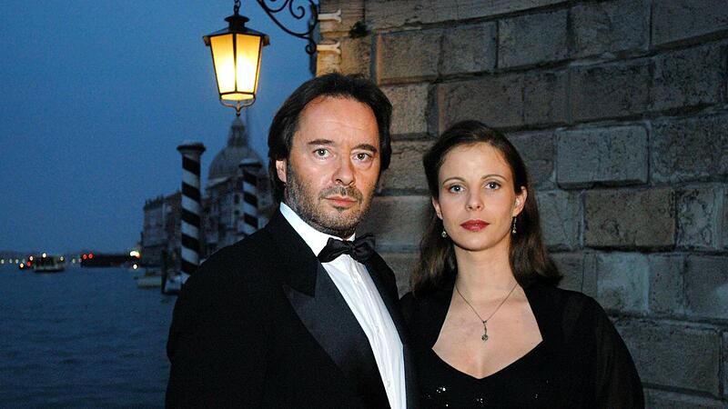 Uwe Kockisch als Commissario Guido Brunetti und Julia Jäger als Paola in einer Szene aus „Venezianisches Finale“ aus dem Jahr 2002. Uwe Kockisch als Commissario Guido Brunetti und Julia Jäger als Paola in einer Szene aus „Venezianisches Finale“ aus dem Jahr 2002.