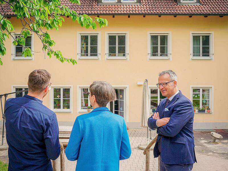 Geschäftsführender Vorstand Jürgen Dippold, Sandra Schuhmann, Vorständin Soziales der Diakonie Bayern, und Leonard von der Weth, Fachbereichsleitung Familie und Erziehung der Geschwister-Gummi-Stiftung, tauschten sich über aktuelle Herausforderung... Geschäftsführender Vorstand Jürgen Dippold, Sandra Schuhmann, Vorständin Soziales der Diakonie Bayern, und Leonard von der Weth, Fachbereichsleitung Familie und Erziehung der Geschwister-Gummi-Stiftung, tauschten sich über aktuelle Herausforderung...