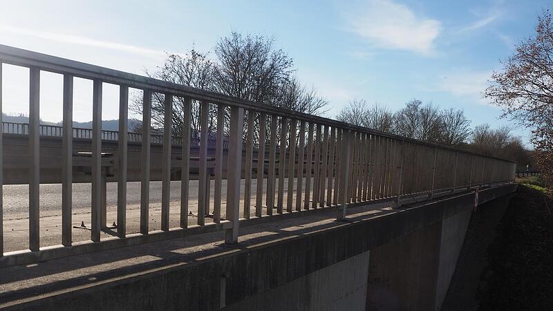 Neben der Brücke, die über die Ortsverbindungsstraße nach Haarbrücken führt, müssen auch die Brücken über die Bahnlinie und die Röden erneuert werden. Wann die Baumaßnahme losgeht, steht noch nicht fest.
