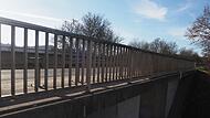 Neben der Brücke, die über die Ortsverbindungsstraße nach Haarbrücken führt, müssen auch die Brücken über die Bahnlinie und die Röden erneuert werden. Wann die Baumaßnahme losgeht, steht noch nicht fest.