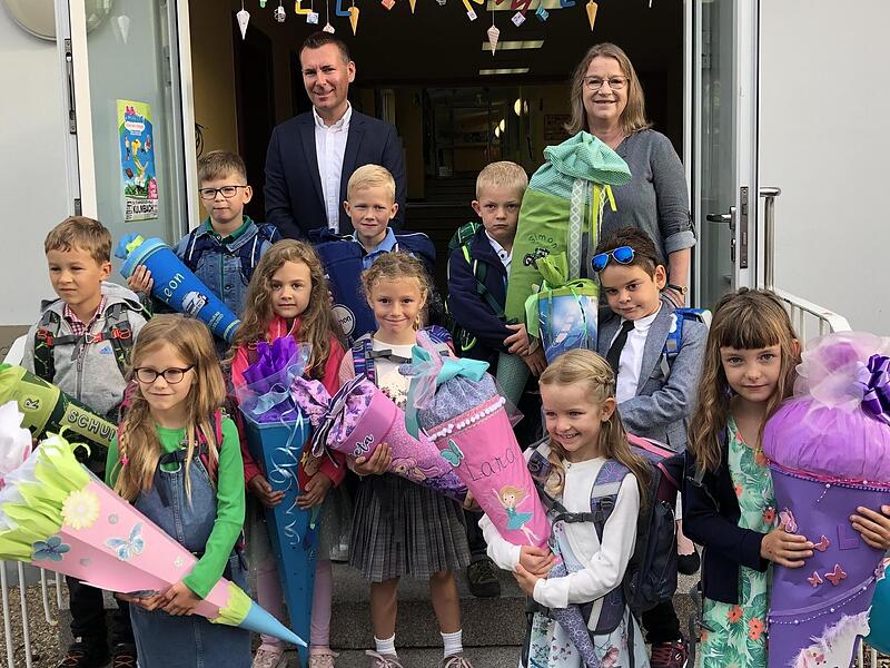 Die Erstklässler der Flexklasse 1/2bF (zehn Kinder) der Grundschule Burghaig sowie  Schulleiter Matthias Volk und  Klassenlehrerin Anja Zuber2022 Schulanfang