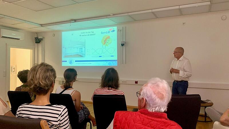 Hier erklärt Lautenbacher die Zusammenhänge von Licht und Hirnaktivität.