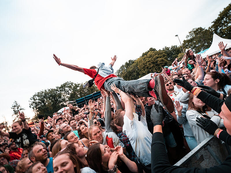 „Ab geht die Lutzi 2025“ Festivals sind wichtige Orte gesellschaftlicher Veränderungen. Die Ticket-Gebühren werden daher unter anderem zur Unterstützung von Projekten zum Klimaschutz oder auch für mehr Gleichberechtigung auf, vor und hinter den Bühnen genutzt.