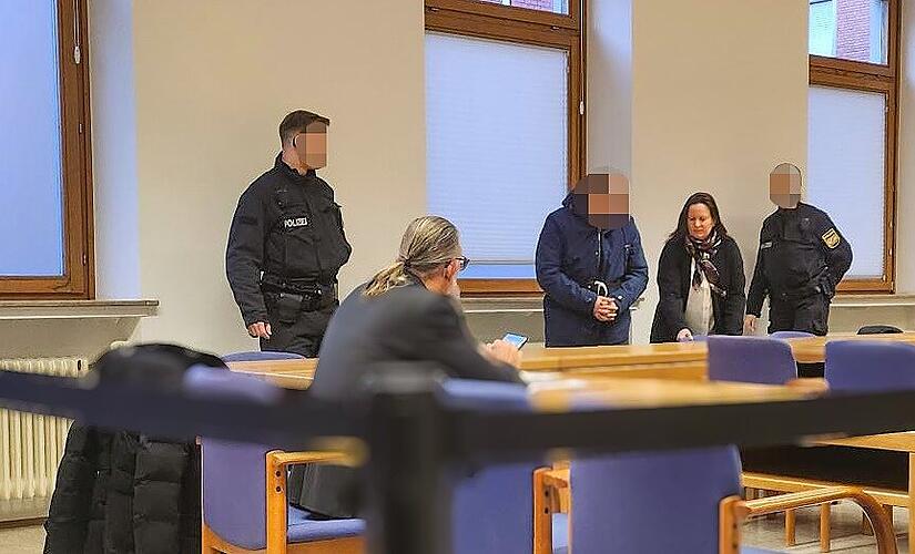 Vor Gericht erschien Daniel N. in Hand- und Fußfesseln, flankiert von zwei Polizeibeamten und seiner Pflichtverteidigerin.