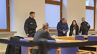 Vor Gericht erschien Daniel N. in Hand- und Fußfesseln, flankiert von zwei Polizeibeamten und seiner Pflichtverteidigerin.