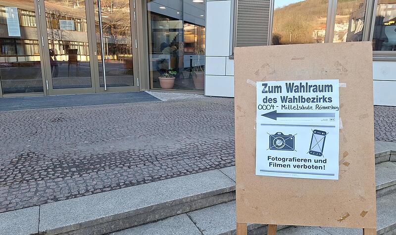 Im Wahlbezirk 004 in der Mittelschule R&ouml;mershag standen die ersten 30 W&auml;hler schon kurz nach acht Uhr vor der T&uuml;r. Die Wahlbeteiligung war sehr gut. Bis zum Mittag hatten 100 W&auml;hlerinnen und W&auml;hler ihr Kreuzchen gemacht. Am Nachmittag kamen nochmsl so viel hinzu. Ab 16 Uhr wurde es dann im Wahllokal ruhiger.