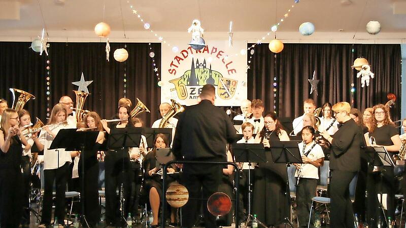 Haupt- und Jugendorchester der Stadtkapelle Zeil (hier nur ein Teil) f&uuml;llten die B&uuml;hne bei ihrem Fr&uuml;hjahrskonzert komplett aus.