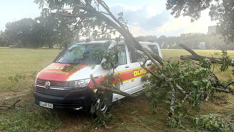 Starkes Unwetter trifft Mittelfranken: Heftiger Starkregen sorgt f&uuml;r &uuml;berschwemmte Stra&szlig;en und zahlreiche umgest&uuml;rzte B&auml;ume