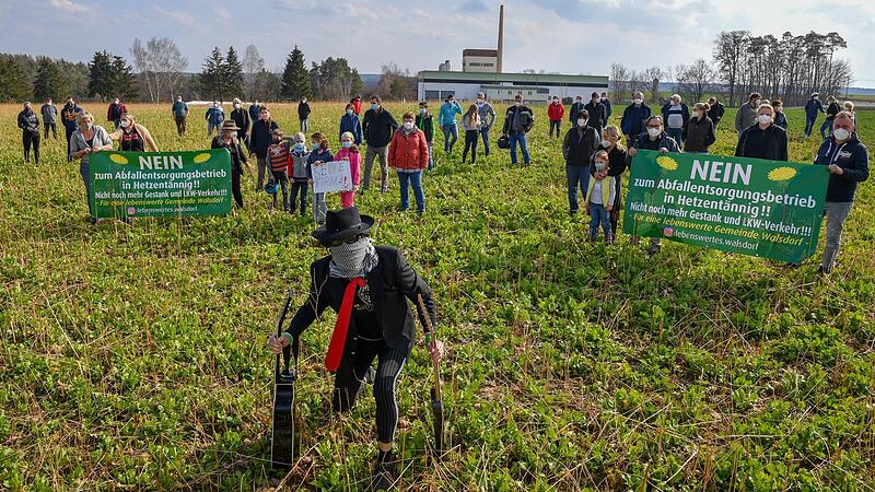 Uwe Udo Seifert (links) hat sogar einen Protestsong geschrieben und, auf dem Grundst&uuml;ck, auf  das ReFood m&ouml;chte,  vorgetragen. Hier  versammelten sich einige der  Kritiker und Petitionsunterzeichner f&uuml;rs Pressefoto, im Hintergrund die TBN.