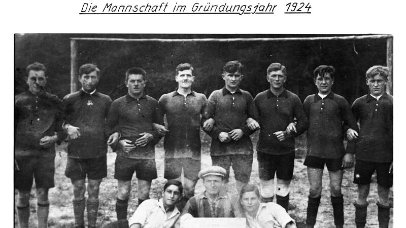 FC-Gründungsfoto mit Namen aus dem Jahre 1924: (hinten von links) Otmar Zink, Albin Sell, Theodor Öhrlein, Hans Hack, Ambros Sell, Oskar Sell, Ludwig Veth und Otto Niess; (vorne von links) Karl Neckermann, Leo Veth und Hans Neckermann