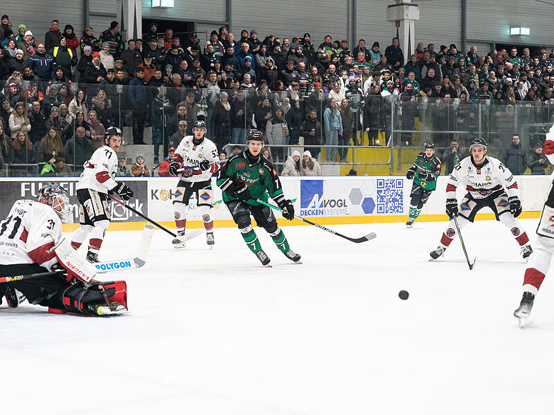 Die 1040 Zuschauer in der (neuen) Gr&uuml;nen H&ouml;lle sahen noch keinen Heimsieg ihrer H&ouml;chstadt Alligators.H&ouml;chstadt Alligators starten mit erstem Heimspiel im Eisstadion am Kieferndorfer Weg