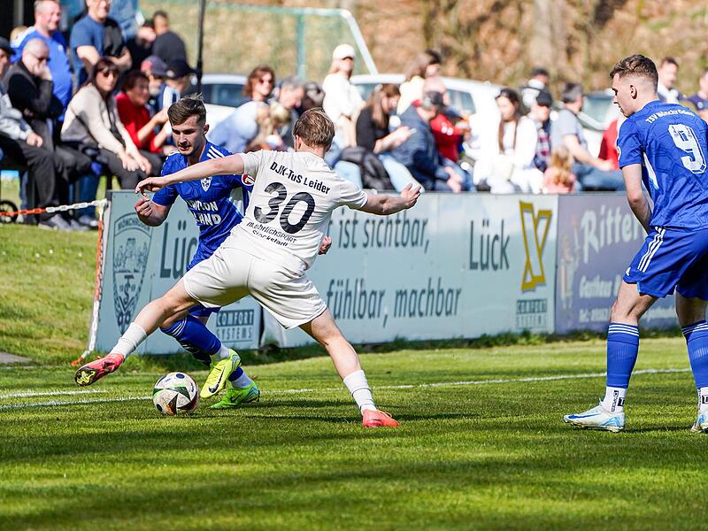 Florian Biemann (blau), der sich hier gegen den Leiderer Spieler Luca Staab durchzusetzen versucht, kehrt fürs Punktspiel gegen die DJK Don Bosco Bamberg wieder zurück in den Kader des TSV Mönchröden.