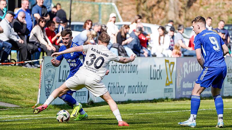 Florian Biemann (blau), der sich hier gegen den Leiderer Spieler Luca Staab durchzusetzen versucht, kehrt fürs Punktspiel gegen die DJK Don Bosco Bamberg wieder zurück in den Kader des TSV Mönchröden.
