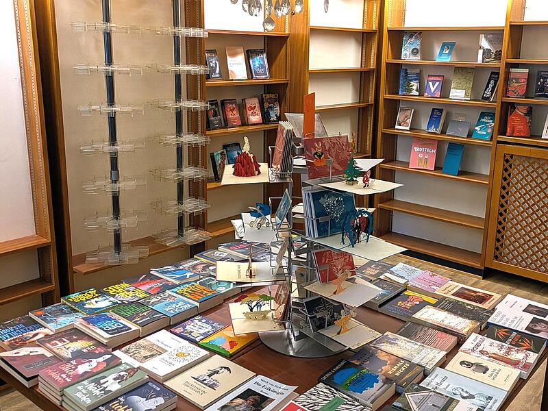 Ein paar B&uuml;cher und leere Regale: Die Buchhandlung &bdquo;seitenweise&ldquo; ist seit Samstag geschlossen.