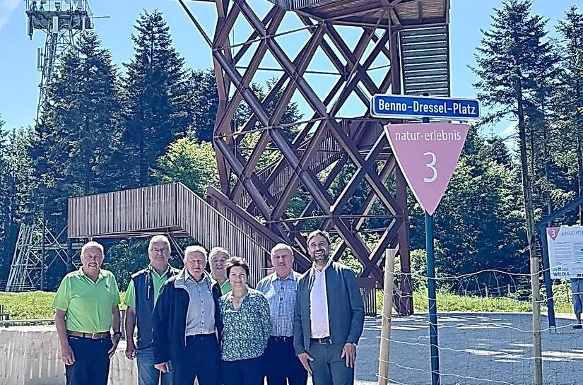 Erwin S&ouml;ll und J&uuml;rgen Goller, Benno Dressel, Willibald Gareis, Kerstin St&uuml;binger sowie die B&uuml;rgermeister Raimund Gra&szlig; und Christian Ruppert (von links) auf dem Benno-Dressel-Platz vor dem Pressecker Aussichtssturm.