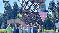 Erwin S&ouml;ll und J&uuml;rgen Goller, Benno Dressel, Willibald Gareis, Kerstin St&uuml;binger sowie die B&uuml;rgermeister Raimund Gra&szlig; und Christian Ruppert (von links) auf dem Benno-Dressel-Platz vor dem Pressecker Aussichtssturm.