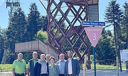 Erwin Söll und Jürgen Goller, Benno Dressel, Willibald Gareis, Kerstin Stübinger sowie die Bürgermeister Raimund Graß und Christian Ruppert (von links) auf dem Benno-Dressel-Platz vor dem Pressecker Aussichtssturm. Erwin Söll und Jürgen Goller, Benno Dressel, Willibald Gareis, Kerstin Stübinger sowie die Bürgermeister Raimund Graß und Christian Ruppert (von links) auf dem Benno-Dressel-Platz vor dem Pressecker Aussichtssturm.