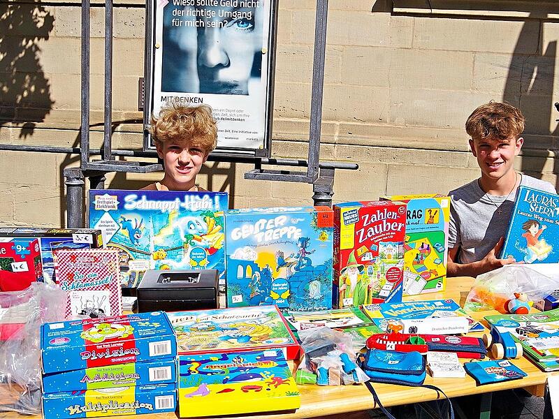 Viele Spiele boten die diese beiden Jungen auf dem Flohmarkt an.