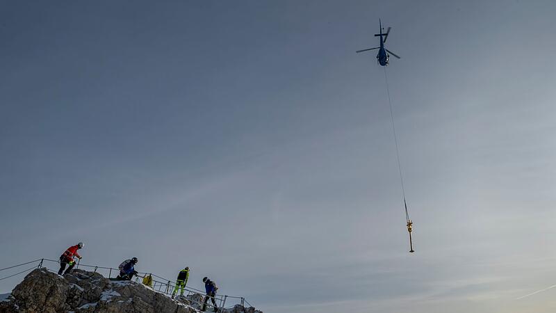 Zugspitz-Gipfelkreuz wird ins Tal geflogen und restauriert