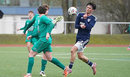 „Augen zu und durch“: Für den TSV Mönchröden um Sinan Gümeci (rechts) stehen schwierige Zeiten im Abstiegskampf der Landesliga Nordwest an. „Augen zu und durch“: Für den TSV Mönchröden um Sinan Gümeci (rechts) stehen schwierige Zeiten im Abstiegskampf der Landesliga Nordwest an.
