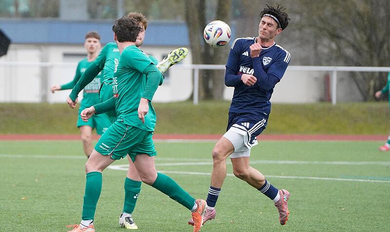„Augen zu und durch“: Für den TSV Mönchröden um Sinan Gümeci (rechts) stehen schwierige Zeiten im Abstiegskampf der Landesliga Nordwest an. „Augen zu und durch“: Für den TSV Mönchröden um Sinan Gümeci (rechts) stehen schwierige Zeiten im Abstiegskampf der Landesliga Nordwest an.