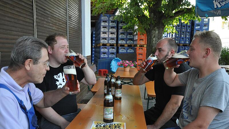 Die beiden Brauereichefs Christian Schuster senior und Christian Schuster junior stoßen mit Braumeister Andre Keiling und Nachwuchsbrauer Johannes Kalb auf den Erfolg an.Forchheim & Fränkische Schweiz