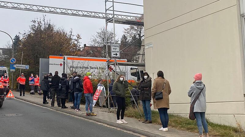Im  Landkreis Forchheim warten viele vor dem Impfzentrum auf eine AuffrischungsimpfungForchheim & Fr&auml;nkische Schweiz