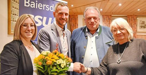 Sie waren die ersten Gratulanten in Baiersdorf (v.l.): die Ehefrau von Sebastian Erner, Bürgermeisterkandidat Sebastian Erner, MdL Walter Nussel und Erste Vorsitzende Barbara Baader. Sie waren die ersten Gratulanten in Baiersdorf (v.l.): die Ehefrau von Sebastian Erner, Bürgermeisterkandidat Sebastian Erner, MdL Walter Nussel und Erste Vorsitzende Barbara Baader.