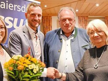 Sie waren die ersten Gratulanten in Baiersdorf (v.l.): die Ehefrau von Sebastian Erner, Bürgermeisterkandidat Sebastian Erner, MdL Walter Nussel und Erste Vorsitzende Barbara Baader. Sie waren die ersten Gratulanten in Baiersdorf (v.l.): die Ehefrau von Sebastian Erner, Bürgermeisterkandidat Sebastian Erner, MdL Walter Nussel und Erste Vorsitzende Barbara Baader.