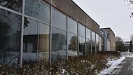 Das Hallenbad und dahinter die angrenzende Turnhalle, die schon nicht mehr in Betrieb ist, sind marode.Forchheim & Fr&auml;nkische Schweiz
