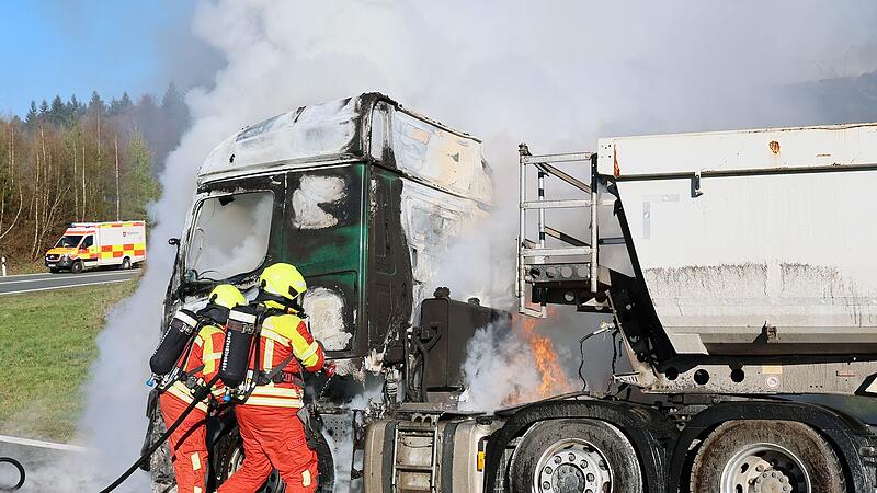 Lastwagen brennt auf A3