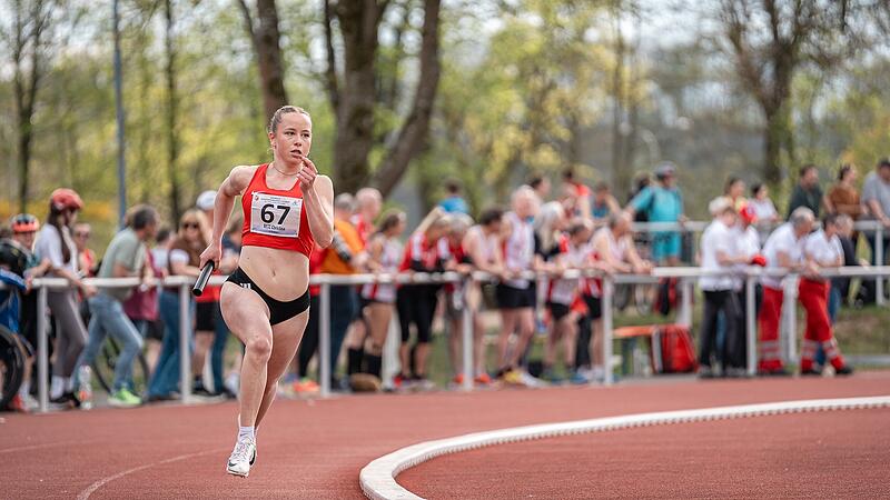 Eine Teilnehmerin des 4x400 m-Staffelwettbewerbs der Frauen l&auml;uft vor einer gro&szlig;en Zuschauerkulisse.
