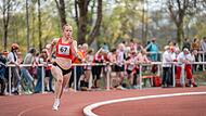 Eine Teilnehmerin des 4x400 m-Staffelwettbewerbs der Frauen l&auml;uft vor einer gro&szlig;en Zuschauerkulisse.