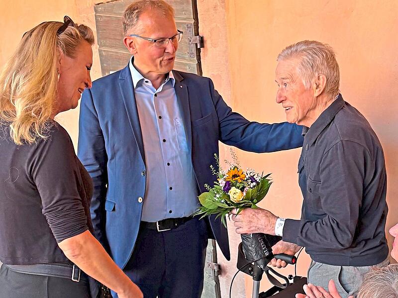Ralf Hartnack und Nina Schipkowski bedanken sich bei G&uuml;nter Wild f&uuml;r die Unterst&uuml;tzung. Foto: Wolfgang Schoberth