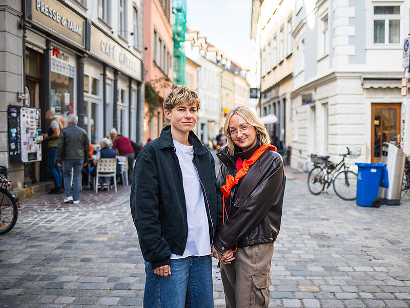 Jackie (rechts) und Anna Pauker in der Austra&szlig;e in Bamberg. Das Ehepaar will in der Domnstadt ein Caf&eacute; er&ouml;ffnen.