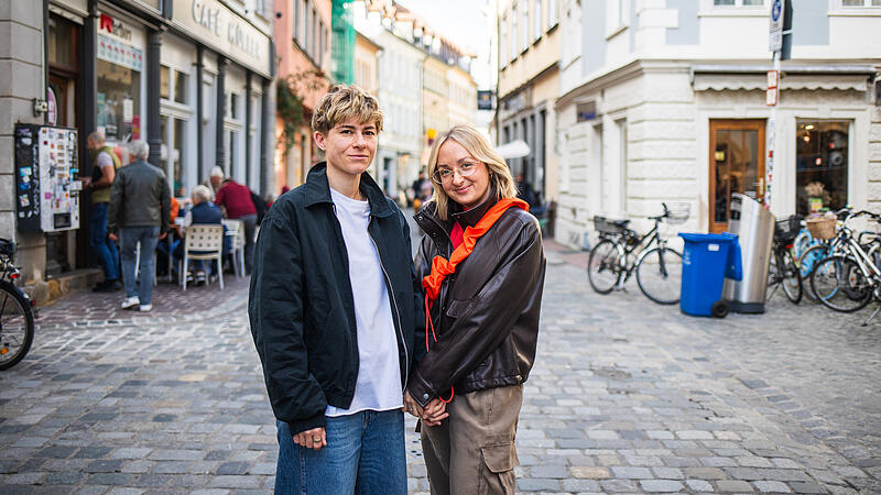 Jackie (rechts) und Anna Pauker in der Austra&szlig;e in Bamberg. Das Ehepaar will in der Domnstadt ein Caf&eacute; er&ouml;ffnen.