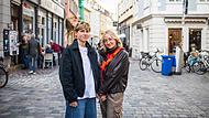 Jackie (rechts) und Anna Pauker in der Austra&szlig;e in Bamberg. Das Ehepaar will in der Domnstadt ein Caf&eacute; er&ouml;ffnen.