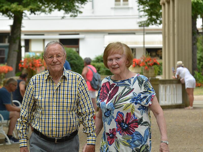 Oswald Distelrath und seine Christa, hier im Kurgarten, f&uuml;hlen sich wohl in Bad Kissingen und m&ouml;chten die Kurstadt noch in zwei Jahren besuchen, wenn Distelrath 100 Jahre alt wird.