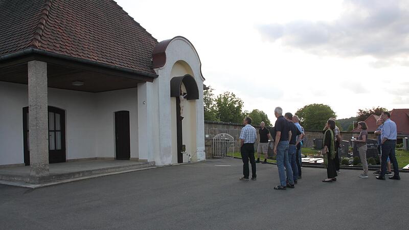 Mitglieder des Bauausschusses machen sich ein Bild von der Altenkunstadter Aussegnungshalle, die in die Jahre gekommen ist. Lohnt sich noch eine Sanierung oder braucht&rsquo;s einen Neubau?