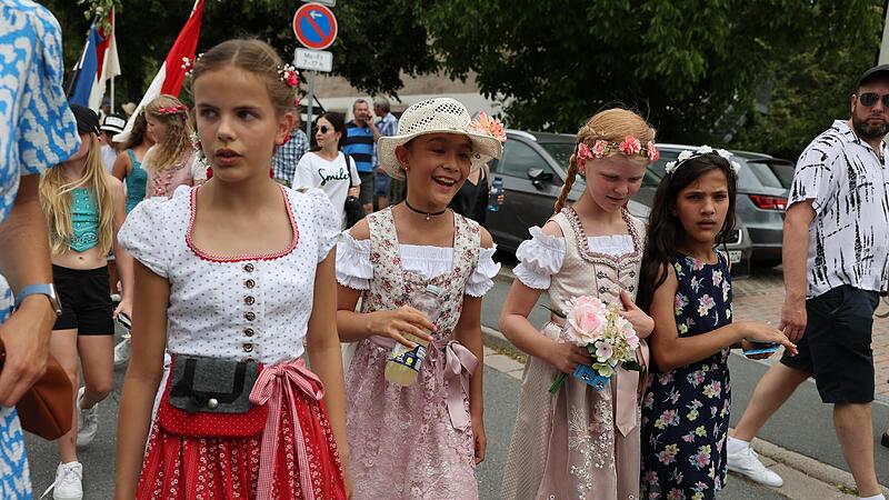 Dirndl waren keine Pflicht, doch in Dirndl machen alle M&auml;dels eine gute Figur.