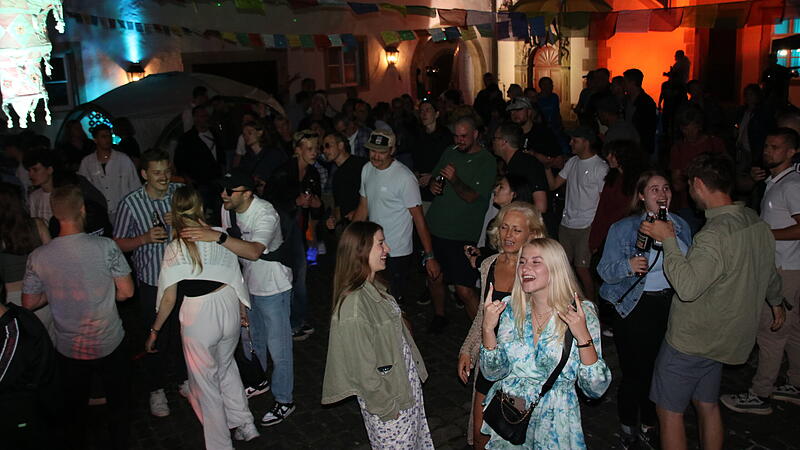 Nachdem es auf dem Anger ruhig wurde, tanzten viele im Schloss zu Electro-Beats weiter.