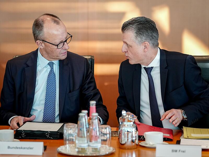 Kanzleramtschef Frei und Kanzler Friedrich Merz (Archivbild)