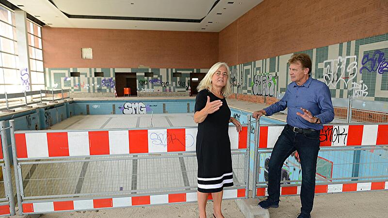 Uni-Kanzlerin Dagmar Steuer-Flieser und Unisport-Leiter Stefan Voll erkl&auml;ren die Pl&auml;ne f&uuml;r den Umbau des alten Hallenbades zum neuen Sportzentrum.