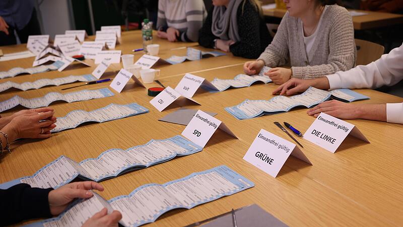 Nach der Wiederholungswahl zum Berliner Abgeordnetenhaus werden bei einer &ouml;ffentlichen Ausz&auml;hlung Wahlbriefe im Bezirk Lichtenberg nachgez&auml;hlt.