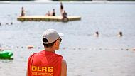 Wasserretter raten dringend davon ab, alleine durch einen See zu schwimmen - auch wenn man sich sportlich genug dafür fühle.