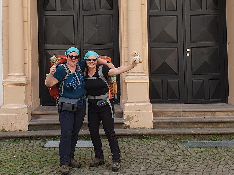 Nächstes Ziel der  Heidschnucken-Wanderinnen Christine Fischer und Sandra Zeitler  war das  Celler Schloss.